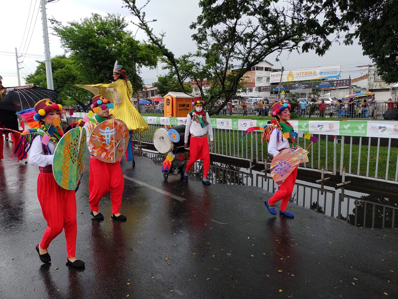 mucho-color-alegria-asi-vive-desfile-cali-viejo-feria-2021-28-12-2021-22