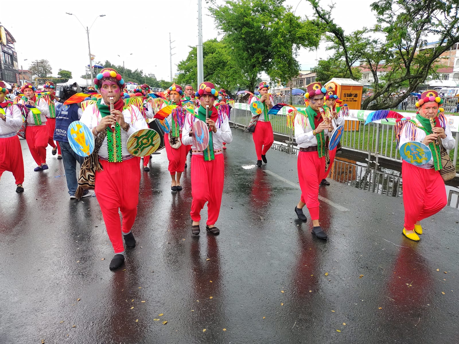 mucho-color-alegria-asi-vive-desfile-cali-viejo-feria-2021-28-12-2021-22
