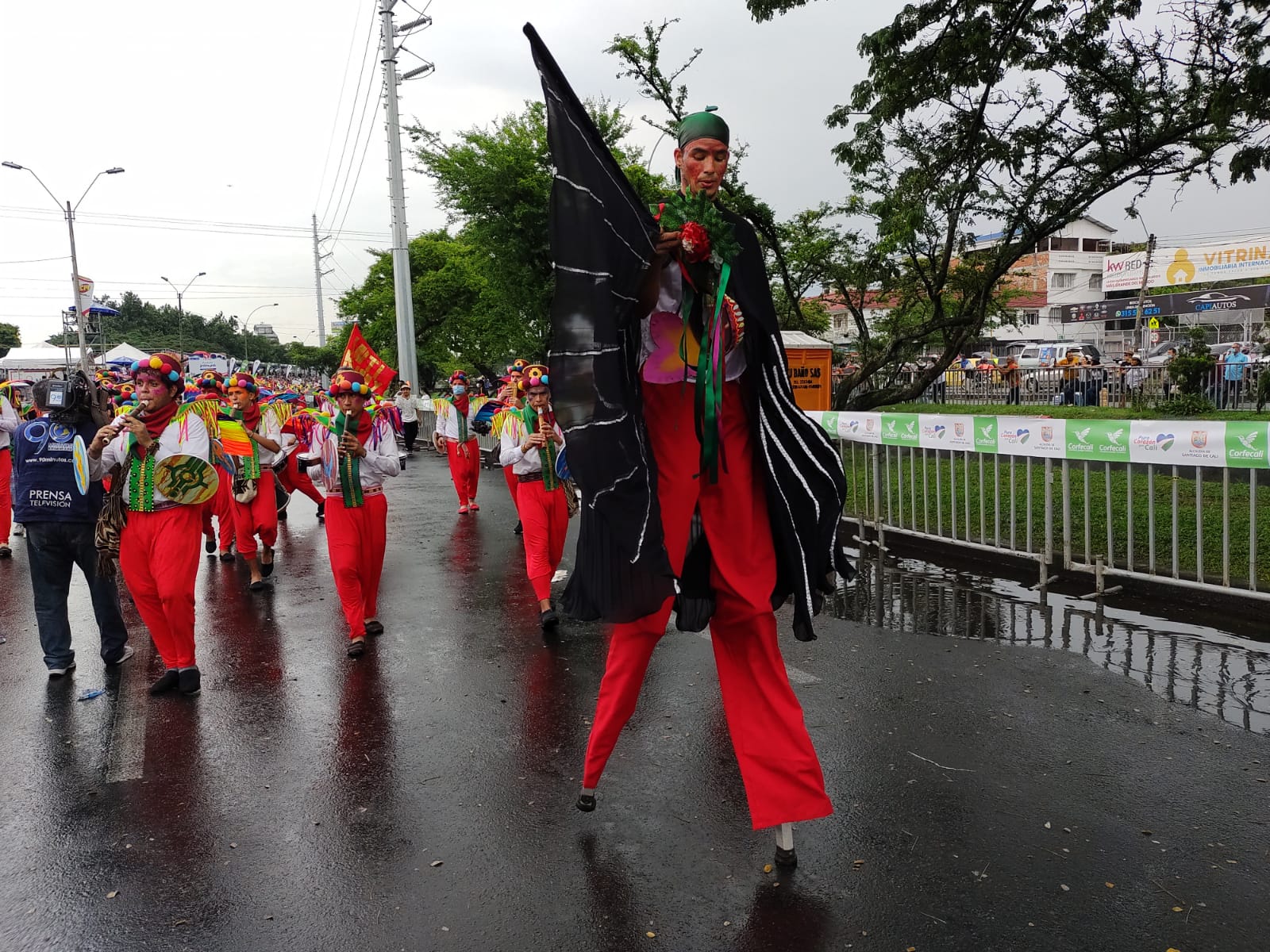 mucho-color-alegria-asi-vive-desfile-cali-viejo-feria-2021-28-12-2021-22