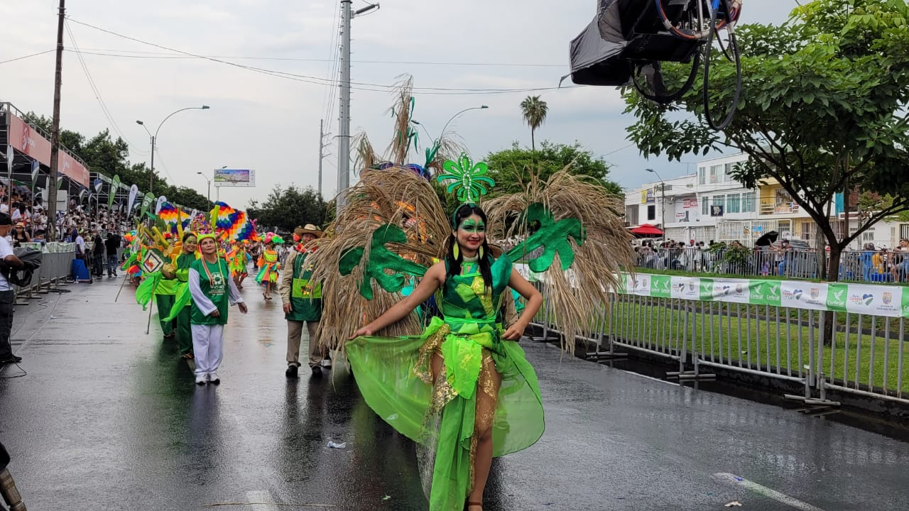 mucho-color-alegria-asi-vive-desfile-cali-viejo-feria-2021-28-12-2021-22