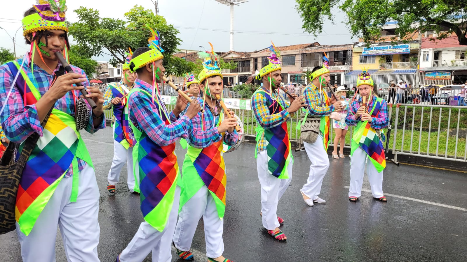 mucho-color-alegria-asi-vive-desfile-cali-viejo-feria-2021-28-12-2021-22