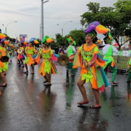mucho-color-alegria-asi-vive-desfile-cali-viejo-feria-2021-28-12-2021-22
