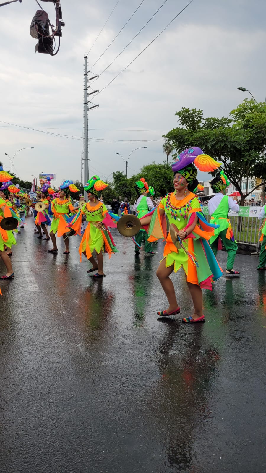 mucho-color-alegria-asi-vive-desfile-cali-viejo-feria-2021-28-12-2021-22