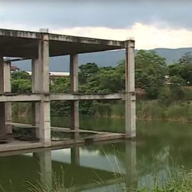 Preocupación de vecinos por laguna artificial en construcción abandonada