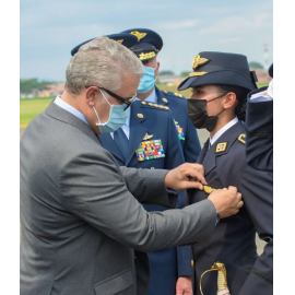 El presidente Duque entregó las “alas” a militares aviadores graduandos