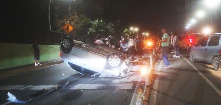 Vehículo terminó volcado esta madrugada a la salida del túnel mundialista