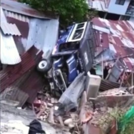 Campero cayó sobre una vivienda en la ladera de Cali y dejó una persona lesionada