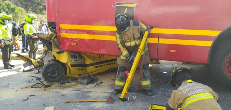 Aparatoso accidente: taxi quedó metido entre dos buses del Tansmilenio en Bogotá
