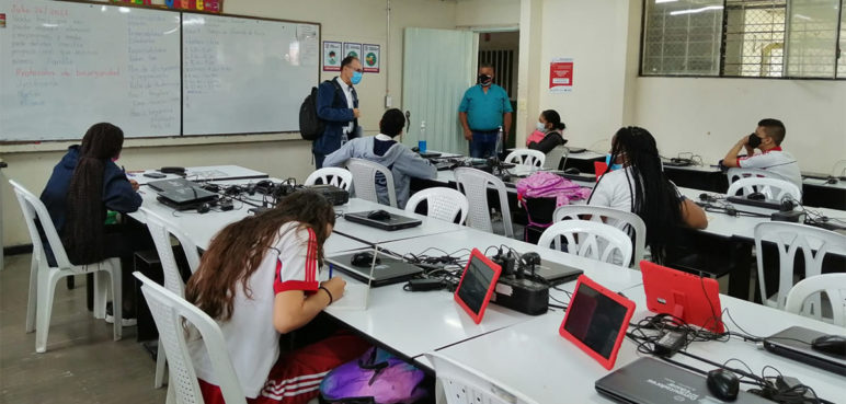 Este lunes comenzó el regreso a clases presenciales de 120 mil estudiantes