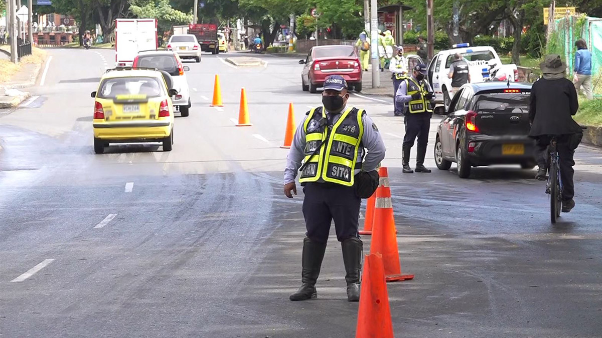 Aparatoso accidente: taxi quedó metido entre dos buses del Tansmilenio en Bogotá