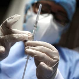 Pfizer dice que tendrá lista en marzo una nueva vacuna contra ómicron