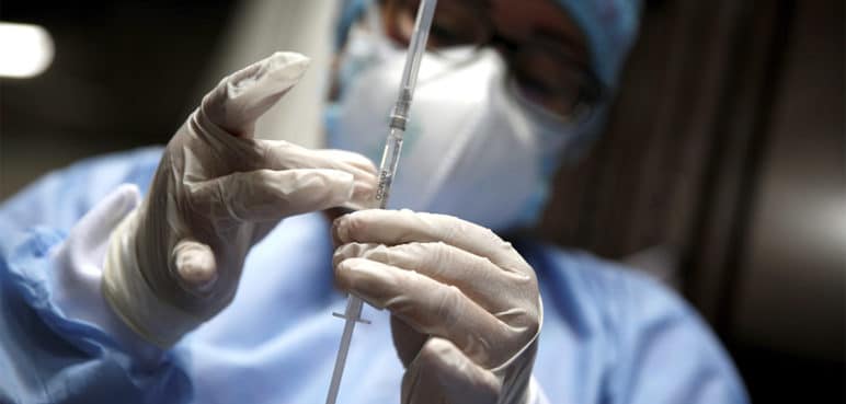 Pfizer dice que tendrá lista en marzo una nueva vacuna contra ómicron