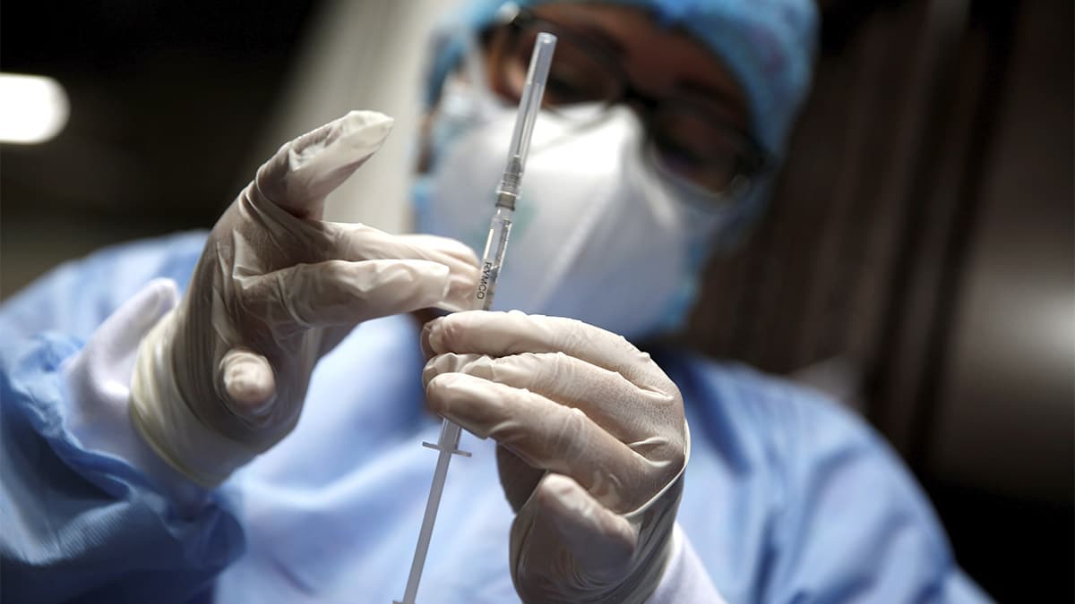 Pfizer dice que tendrá lista en marzo una nueva vacuna contra ómicron
