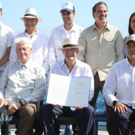 Duque participó en la firma de una nueva reserva marina de Galápagos