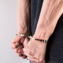 Hombre habría asesinado a su pareja con un destornillador