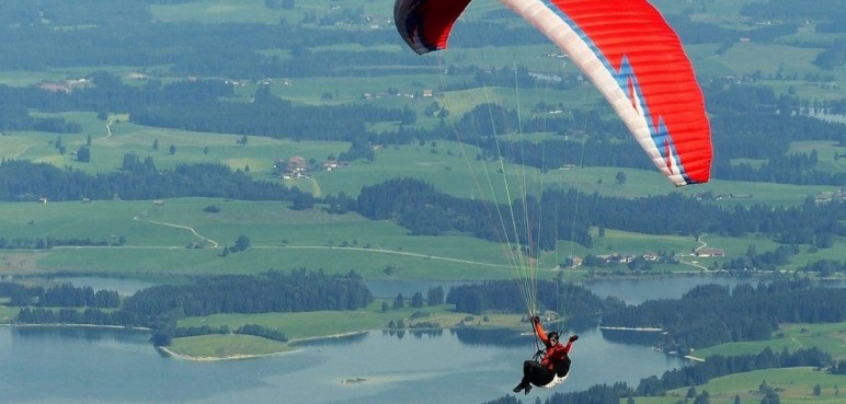Hombre muere tras perder el control de parapente