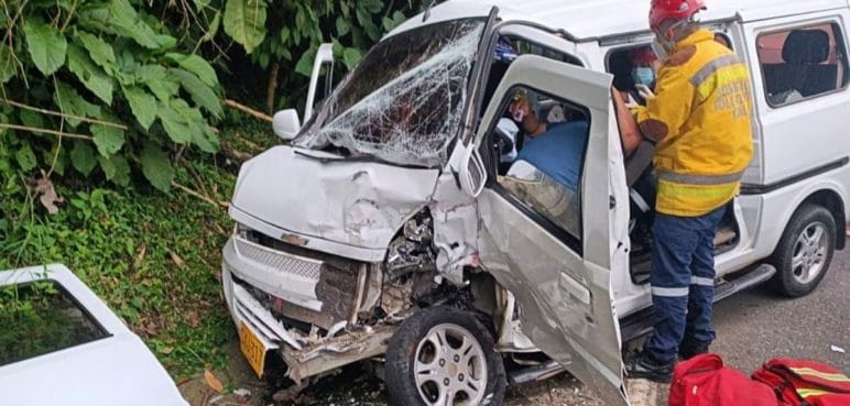 Aparatoso accidente entre cuatro vehículos en el Km 17 dejó siete heridos