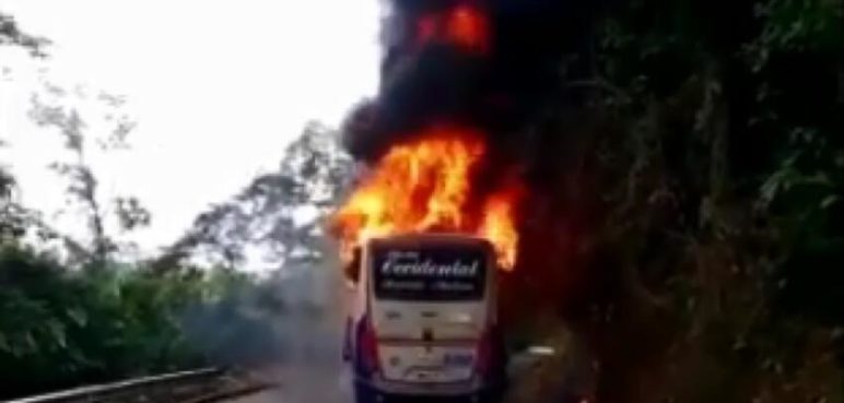 Un bus escolar que transportaba 16 estudiantes fue incinerado