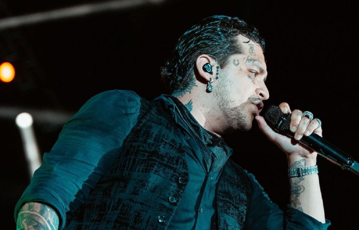 Christian Nodal se habría borrado uno de los tatuajes que se hizo por Belinda