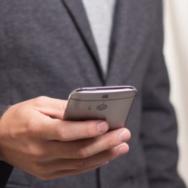 Mujer denuncia amenazas después de tomar un préstamo por internet