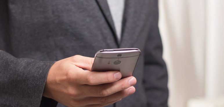 Mujer denuncia amenazas después de tomar un préstamo por internet
