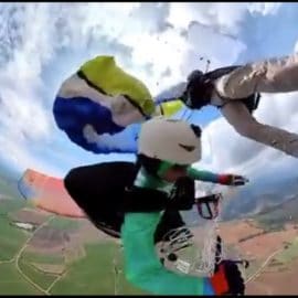 En video: dos parapentistas se enredaron mientras sobrevolaban Roldanillo