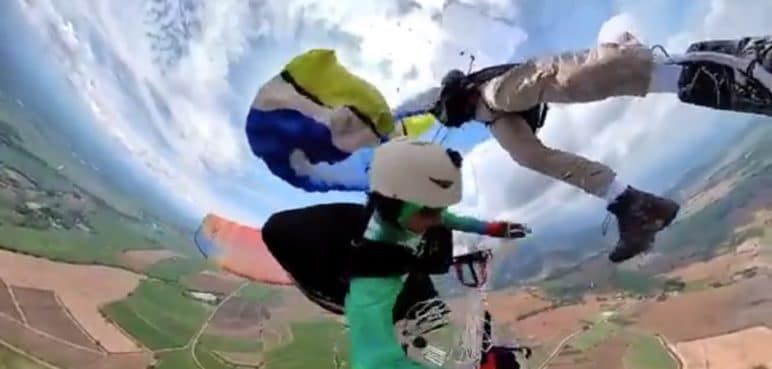 En video: dos parapentistas se enredaron mientras sobrevolaban Roldanillo