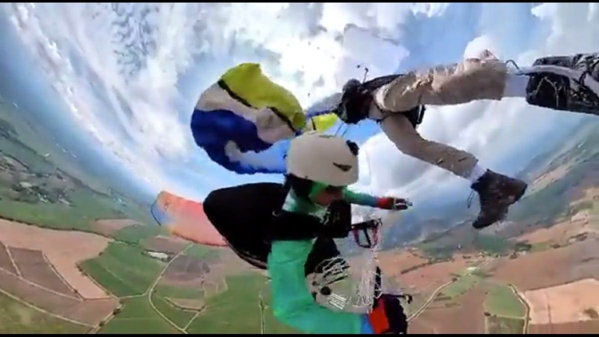 En video: dos parapentistas se enredaron mientras sobrevolaban Roldanillo