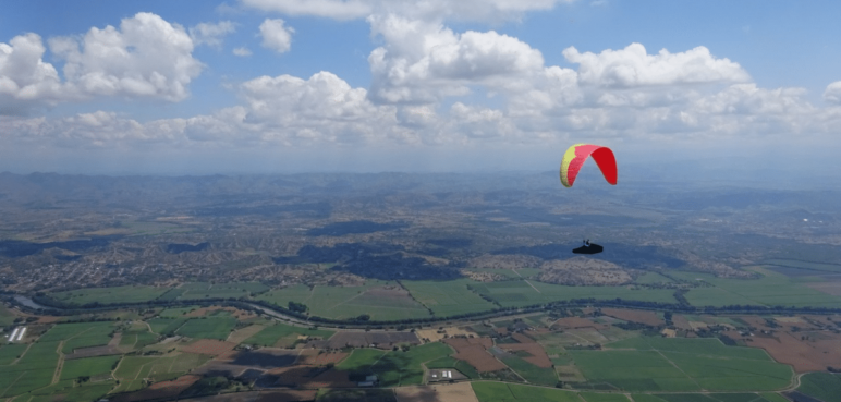 ¡Empezó el Open Británico de parapente en Roldanillo!