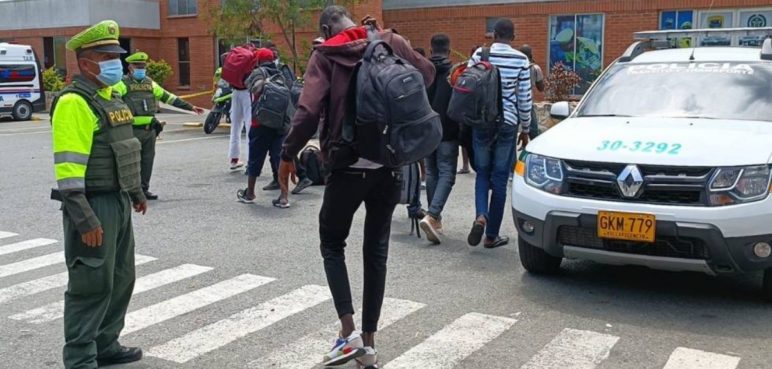 Migrantes ilegales se desplazaban a bordo de buses en el Valle del Cauca