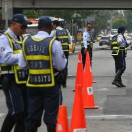 Un agente de tránsito resultó herido tras ser arrollado por un vehículo