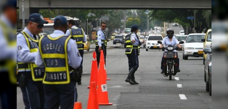Un agente de tránsito resultó herido tras ser arrollado por un vehículo
