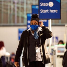 Nueva York eliminó medida de usar tapaboca en espacios cerrados