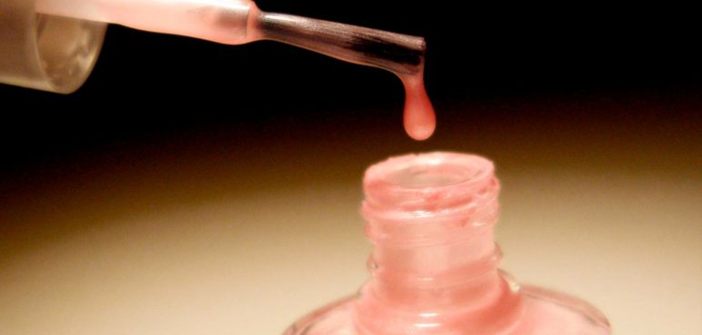Prohíben en España el esmalte de uñas de origen colombiano