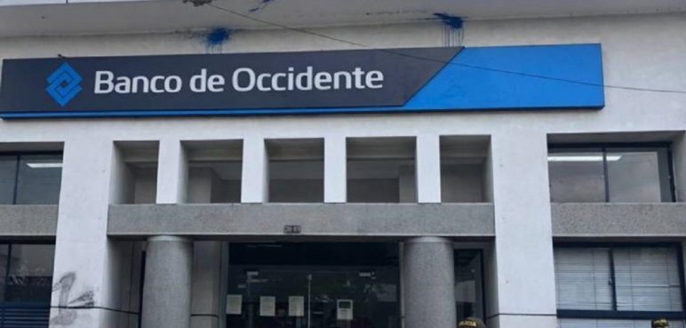 Sin armas: con gritos delincuentes robaron un banco en Ibagué