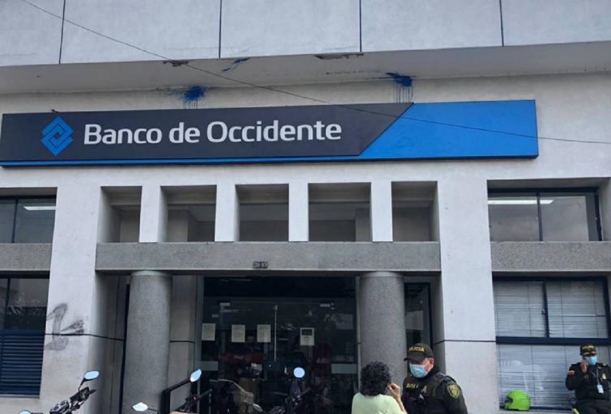 Sin armas: con gritos delincuentes robaron un banco en Ibagué