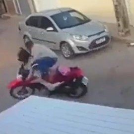 Video: Mototaxista golpea a ladrón con casco cuando robaba una moto