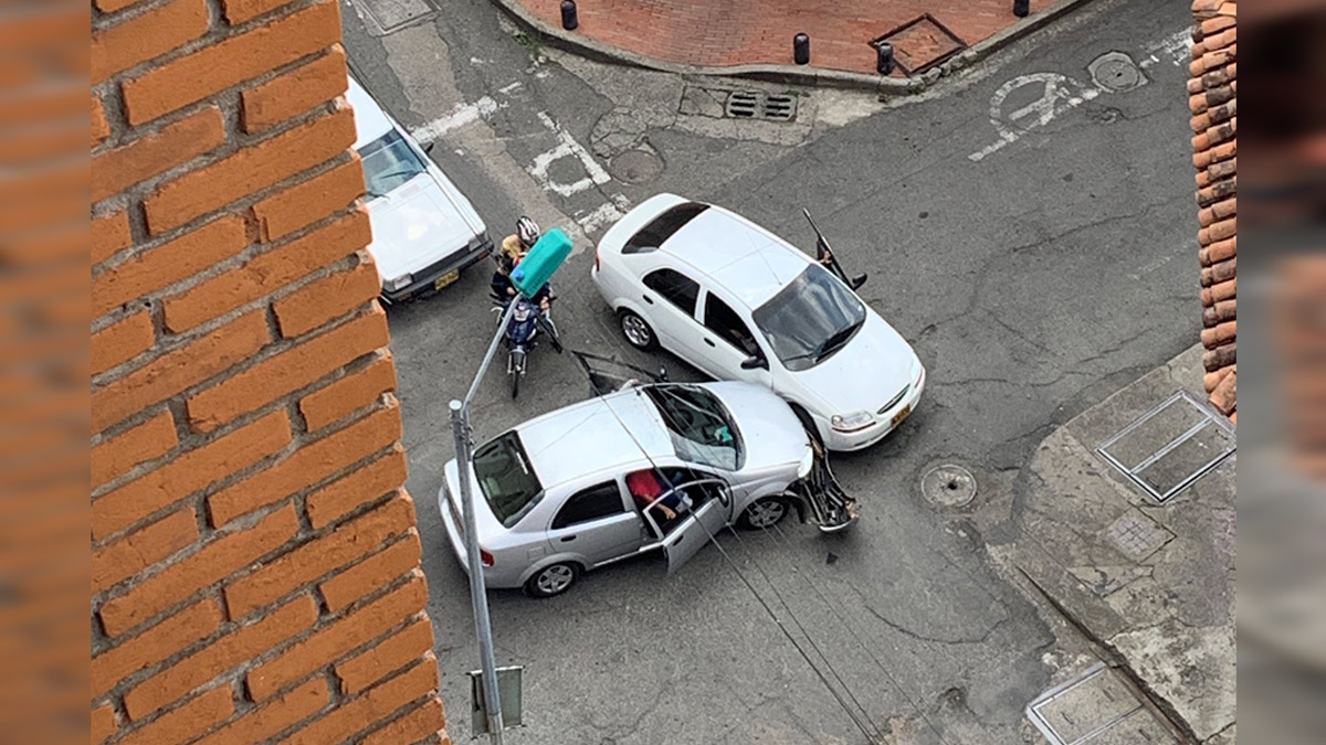 Motero de club de Cali murió al caerle la rama de árbol mientras se escampaba