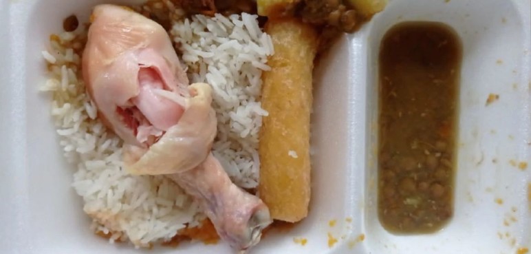 Estudiantes de Univalle denuncian que les sirvieron los alimentos crudos
