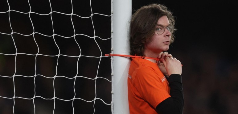 Hombre ata su cuello a portería en partido de Premier League