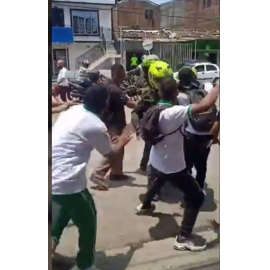 Pelea entre estudiantes terminó en altercado con la Policía en el norte de Cali
