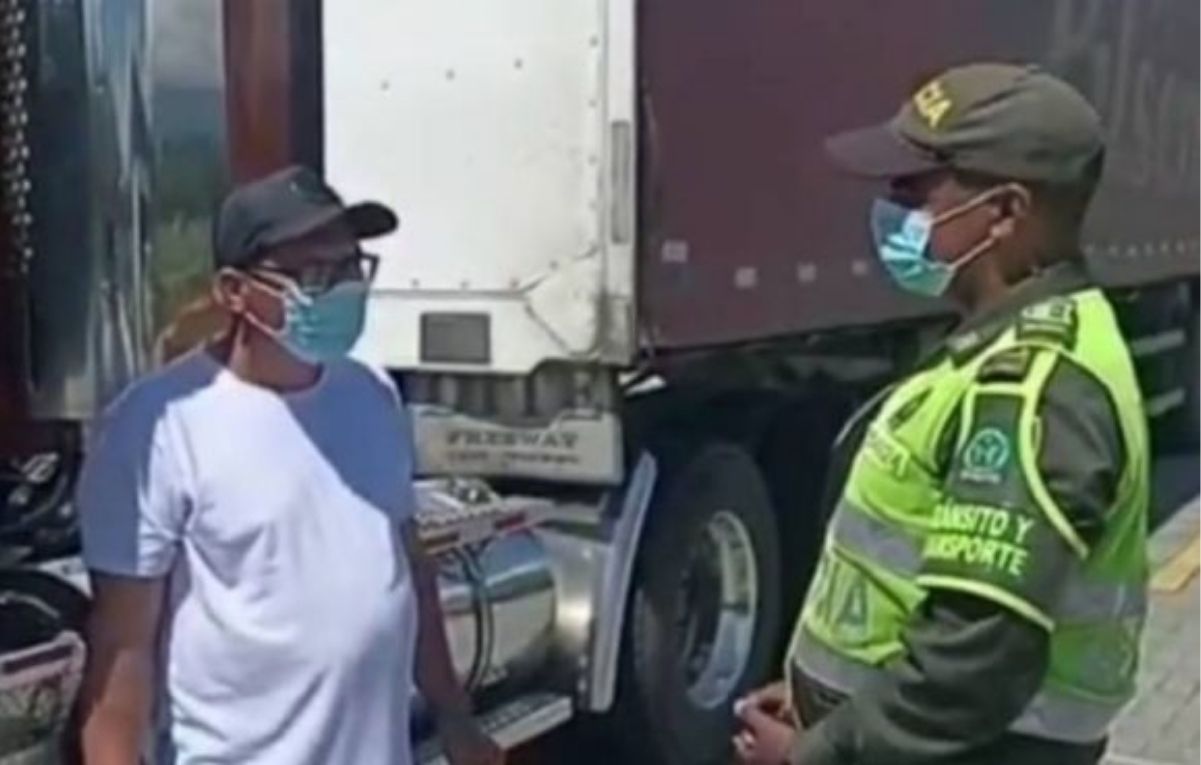 Pide disculpas el conductor de tractomula que intentó arrollar a ciclistas