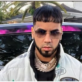 Video: Anuel le tiró un hielo a un Dj que puso una canción de Karol G