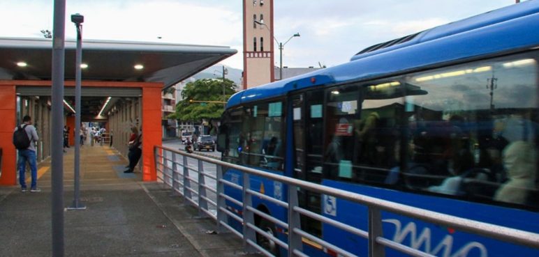 Capturan a sujetos que apuñalaron a mujer por robarla en bus del MÍO