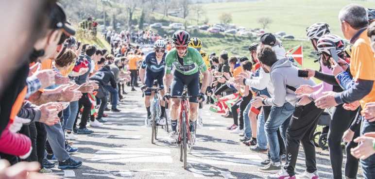 Daniel Martínez y Rigoberto Urán siguen en la pelea por la Itzulia
