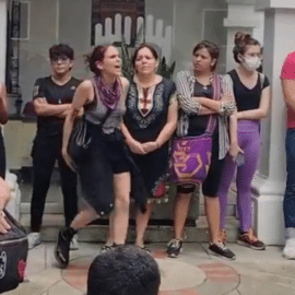 Estudiantes realizan plantón en Bellas Artes por presuntos casos de acoso sexual