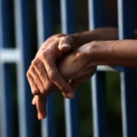 Hombre que lanzó de segundo piso a su pareja fue sentenciado a prisión