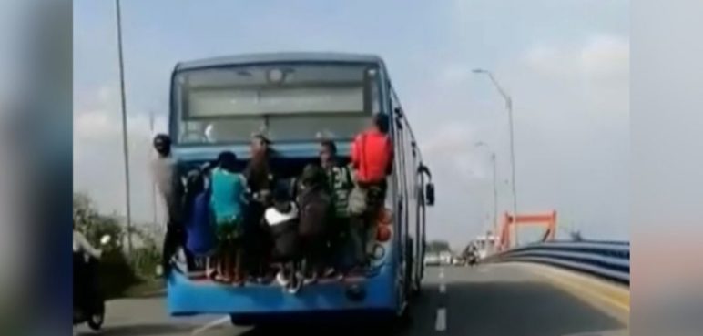 Imprudencia en el oriente de Cali: ocho menores viajan colgados del MÍO