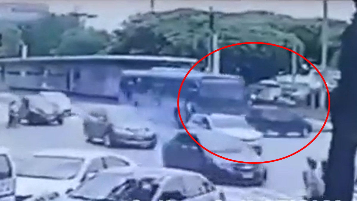 Una ambulancia habría atropellado a un motociclista por meterse en contravía