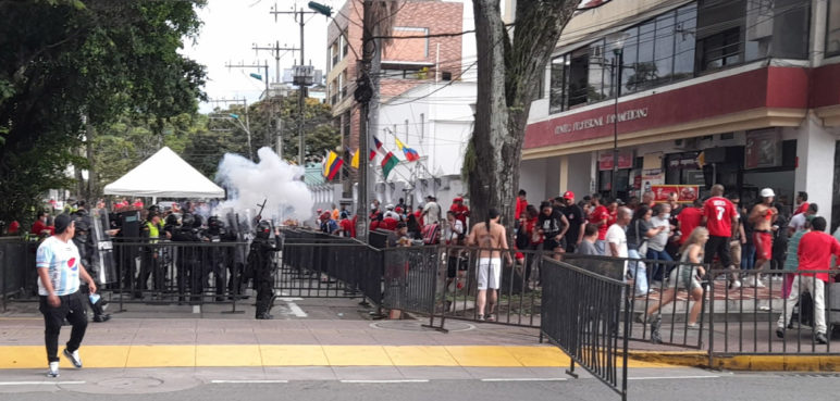 Insólito: ‘hinchas’ exigen cédula y camisa del América antes del ingreso al estadio